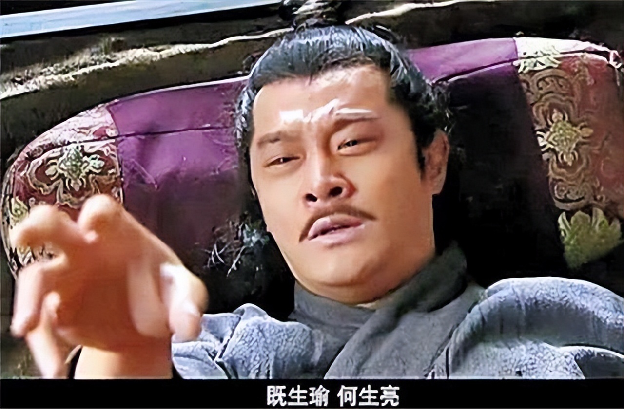 诸葛亮三气周瑜,为何在他气死后还敢去东吴吊孝?看庞统怎么说的