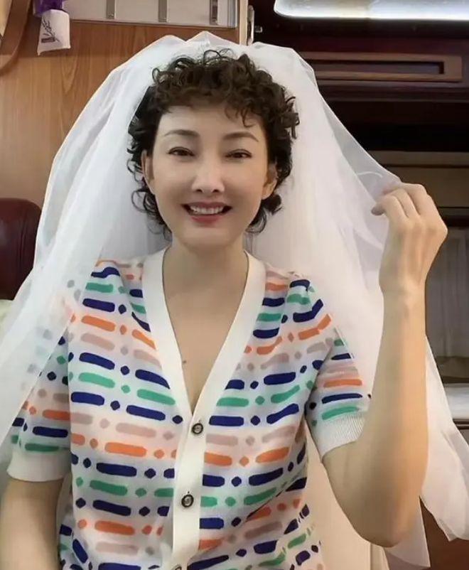 直到2006年,在拍摄电视剧《雅宝路女人》时,牛莉被查出怀孕,外界才