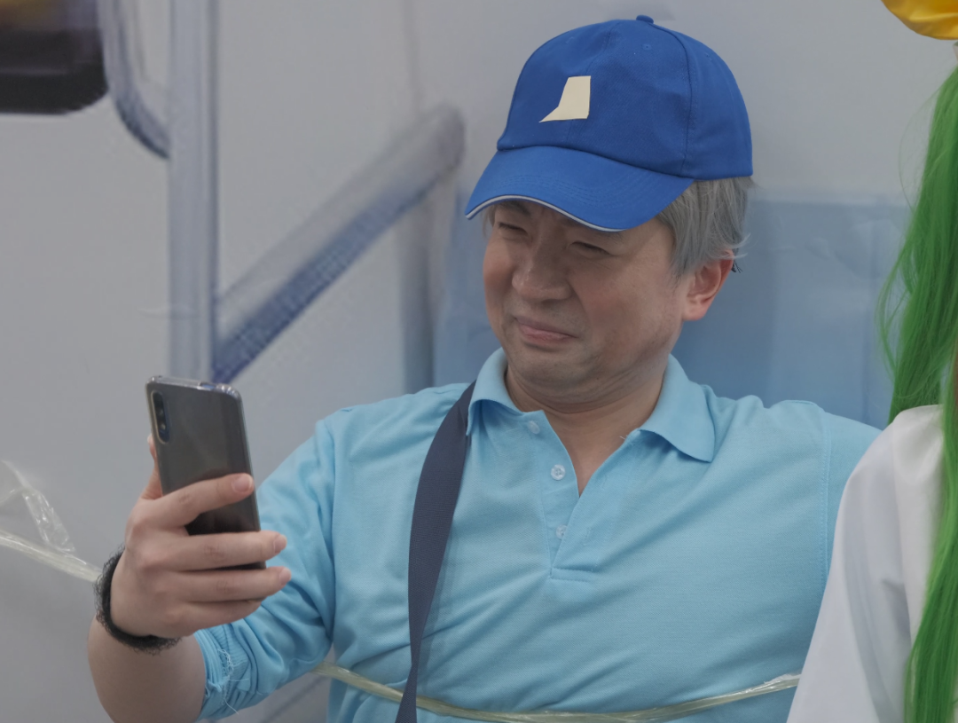 这位大叔把表情包演活了,还被保安盯上了,每次给网友带来欢乐