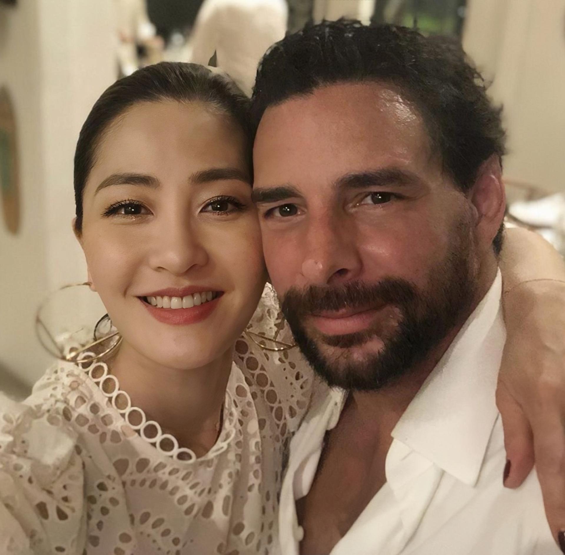 甜蜜!香港知名女星周汶锜庆祝结婚10周年,一家四口都是高颜值