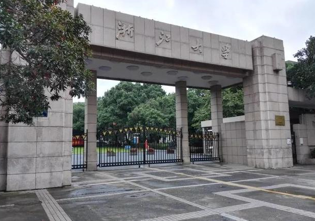 浙江大学女学生,毕业典礼向外籍留学生求婚,嘞个就是爱情!
