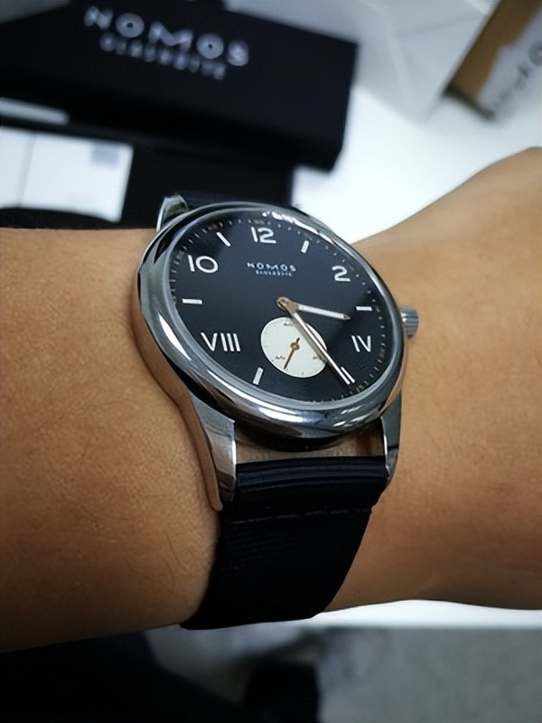 nomos手表和欧米茄哪个好,nomos手表质量好吗