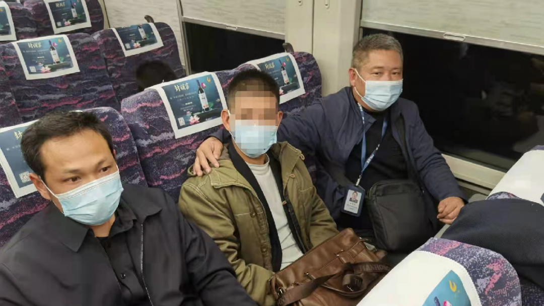 广西组带犯罪嫌疑人返回的高铁上