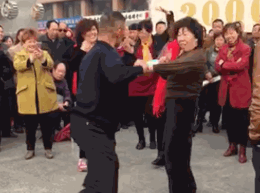 有霸气外露,披一身大貂出场的