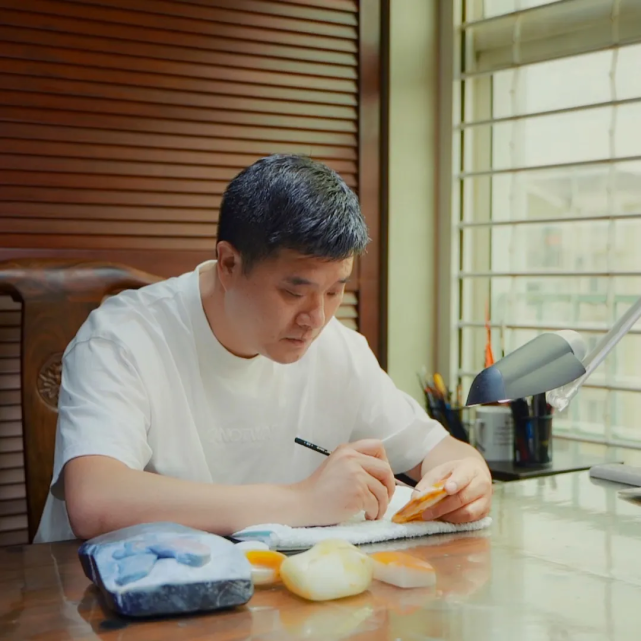 从大自然走出来的艺术家!吴灶发俏色巧雕,妙手刻花鸟,令人称奇