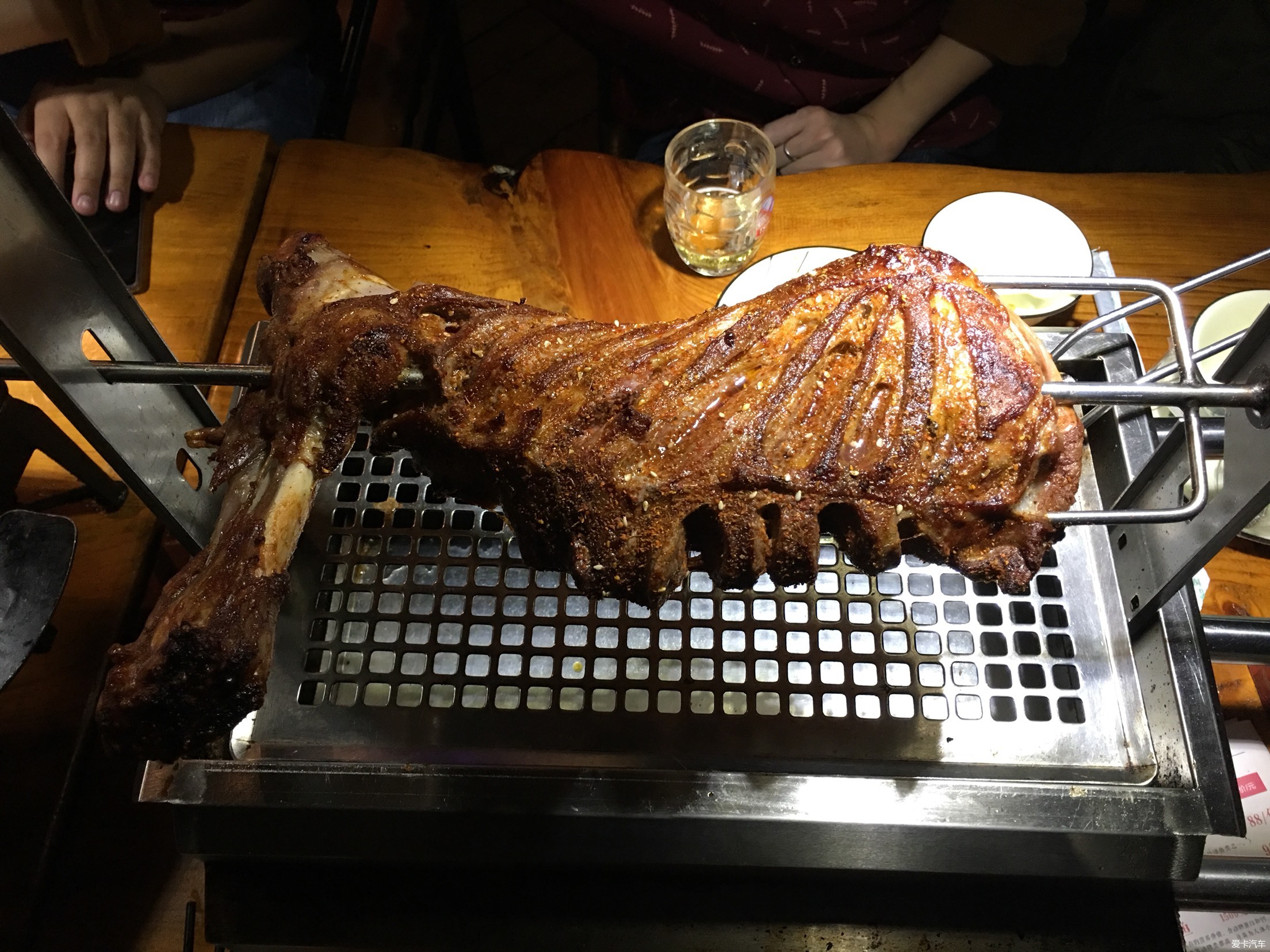 在青岛台东小吃街品尝烤羊腿,夜市中的外酥里嫩