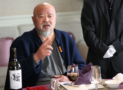 他是《东北一家人》中的牛永贵,今行走靠人搀扶,儿女都不随他姓