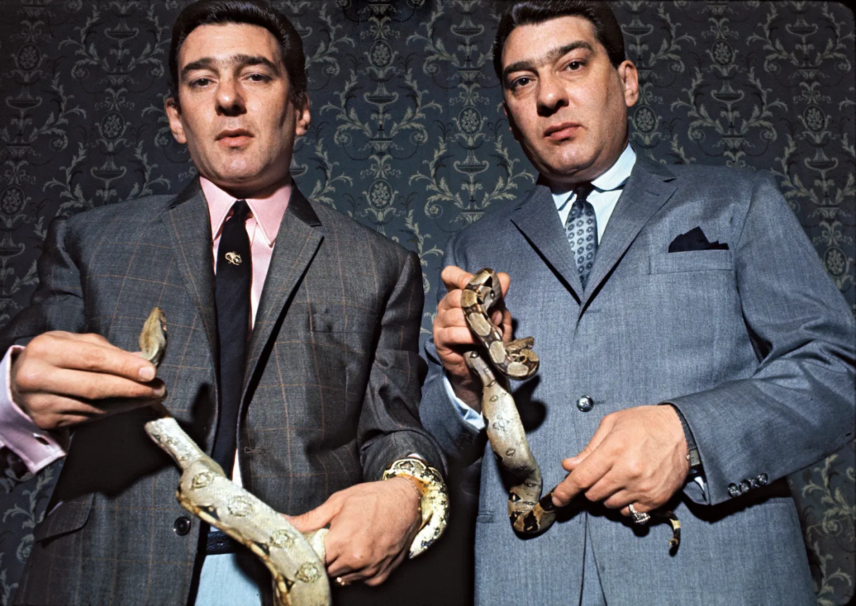 克雷兄弟看出他有一副打架的好身手,就建议他去地下拳场打黑拳,还给它