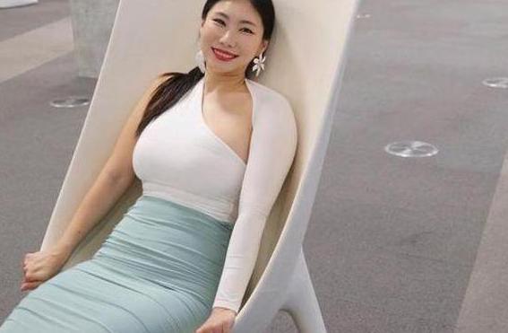 50岁阿姨被小鲜肉倒追,身材丰满性感,网友:太有魅力了