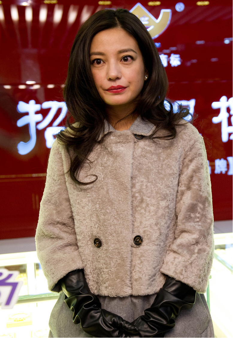 赵薇真有娇贵阔太范,戴黑色皮手套御寒,一点不会让自己受冻