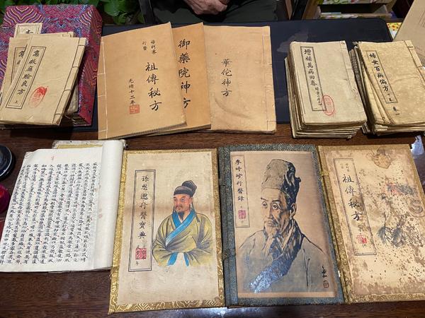 "这些医书是我老太爷那留下来的书籍,有外科,针灸,本草类的书籍,其中