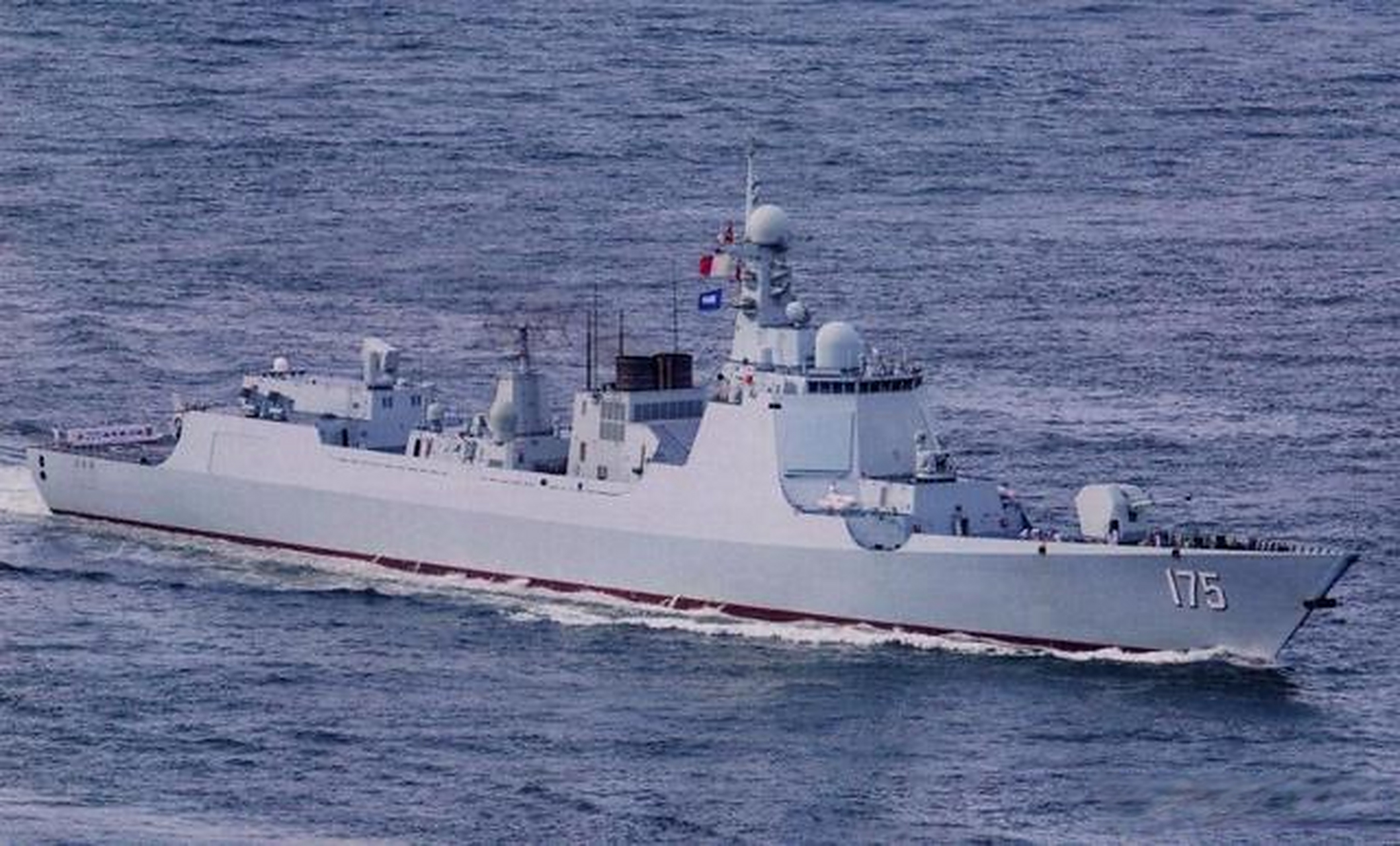 最近几天,一张照片在网络上传开,我国正在建造的052dl型驱逐舰,迎来了