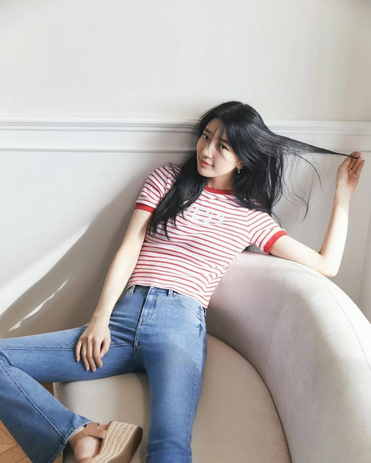 "国民初恋"裴秀智新画报曝光,小清新打扮少女感十足,身材超辣