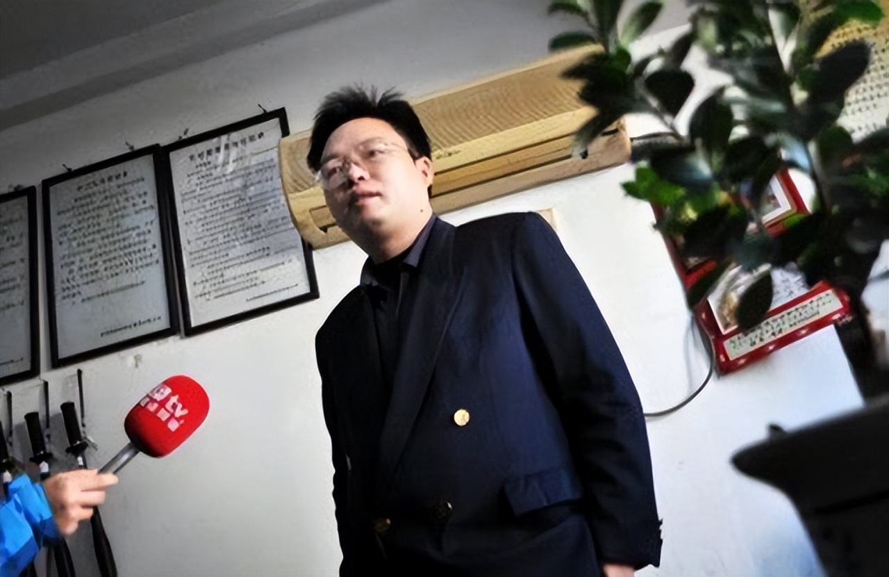 曾经的理科状元清华高材生,因走错一步回乡做保安,从不去同学会