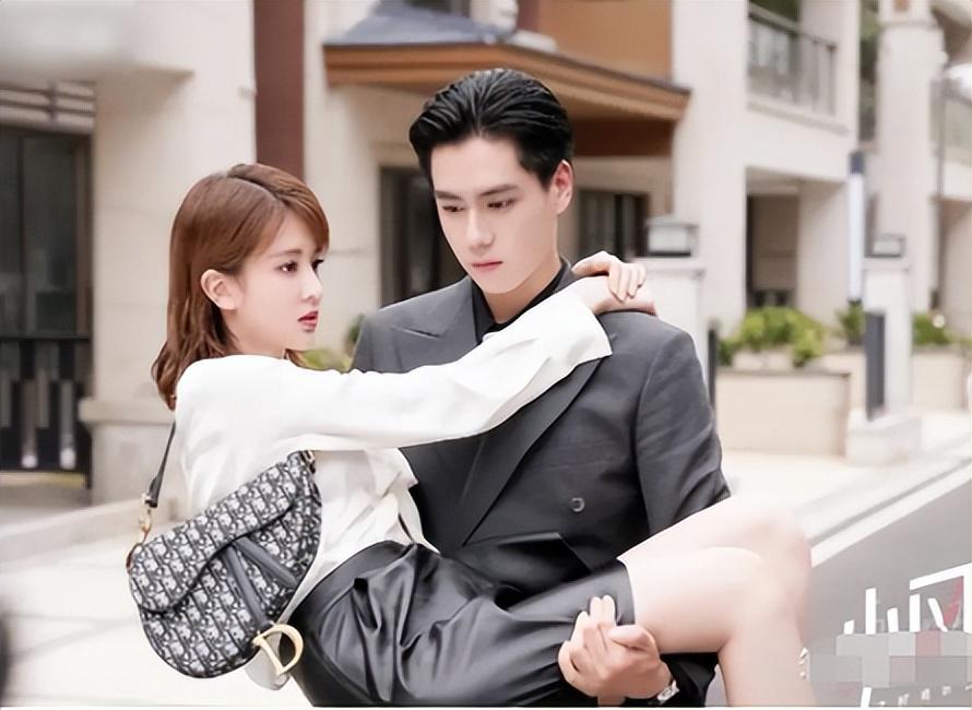 上面穿"肌肉模块"背心的高伟光,对手戏的是迪丽热巴,剧里高伟光要公主