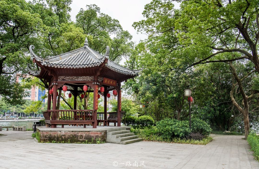 南昌老牌"相亲公园"百花洲,简历很详细,现场老年人比年轻人多