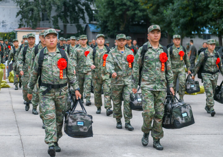 一家四代15人参军入伍!德州新兵整装启程赴军营,大学生占八成