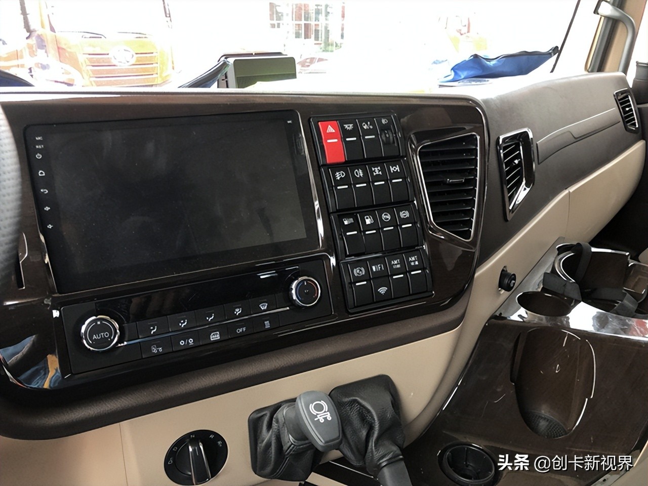 42万解放青汽jh6 生活舱 550马力 双层卧铺 衣柜 马桶 淋浴