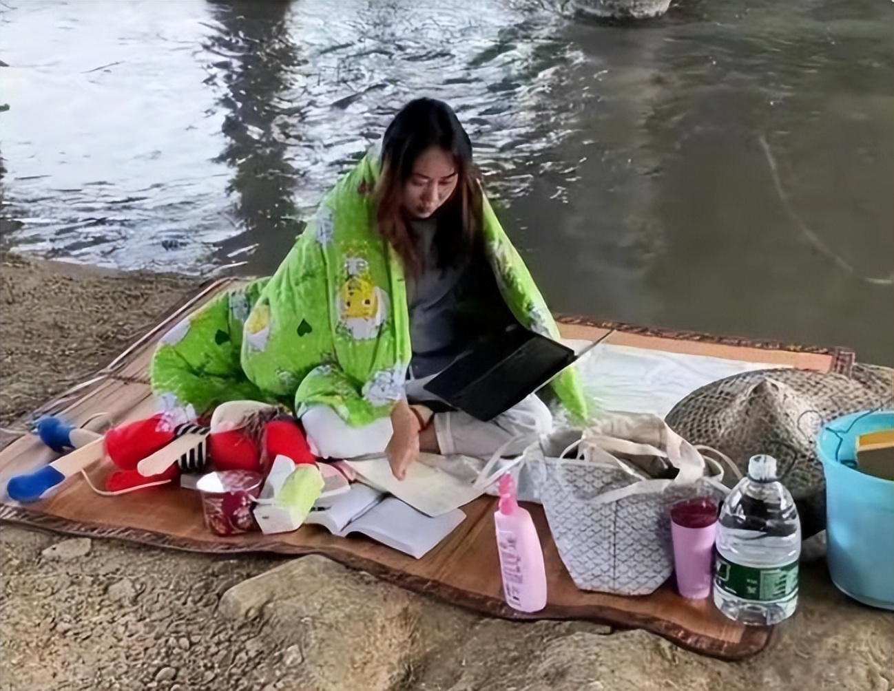 女大学生创业失败,落魄住在桥底,寒风中学习,被网友说是在作秀