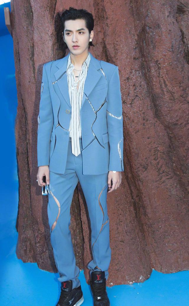 吴亦凡最新街拍造型,蓝色早秋系列lv套装,清爽有型,帅气十足