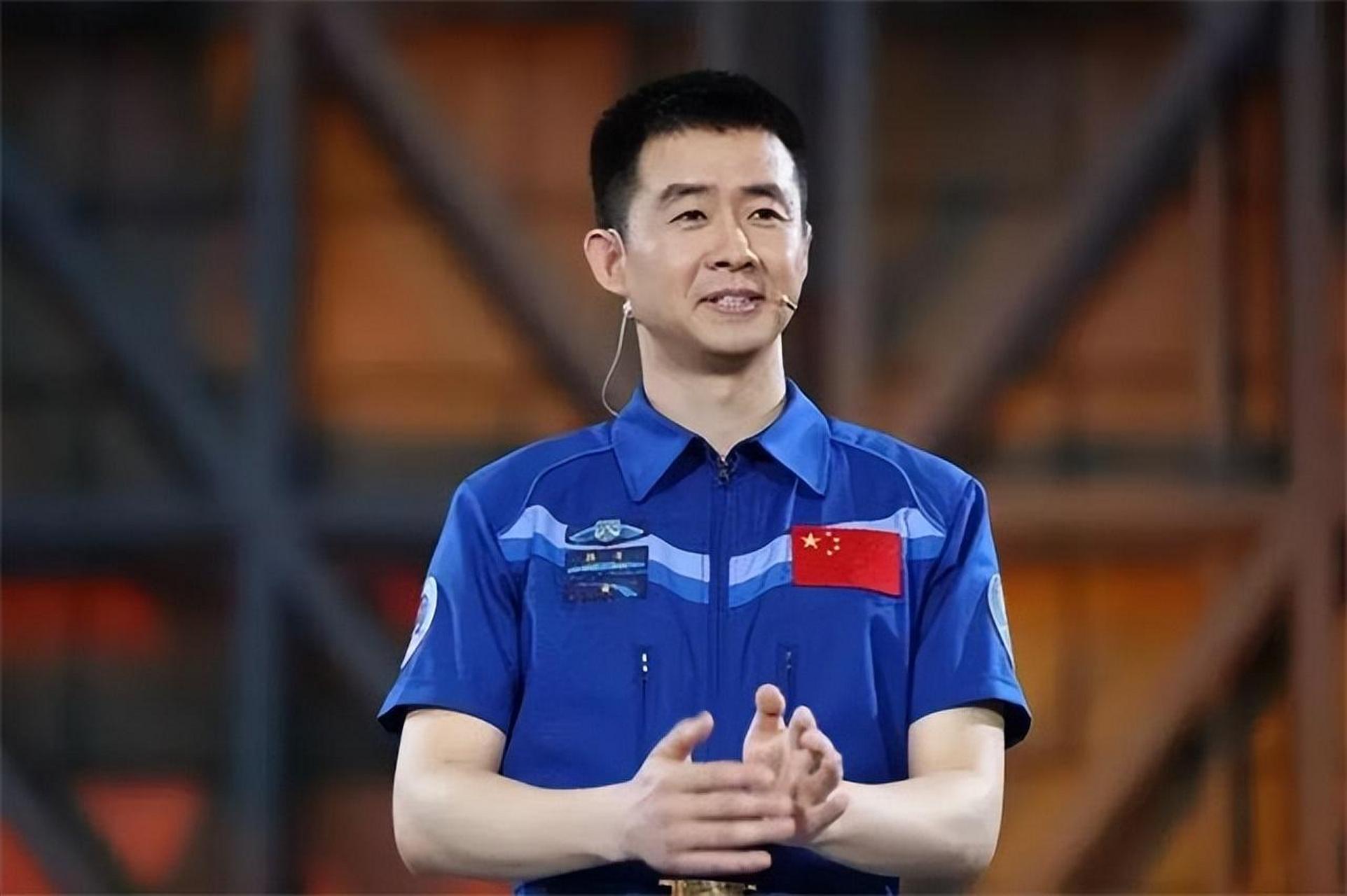 航天员陈冬封闭训练6年,老师登报寻找,与妻子生下双胞胎男孩  2016年