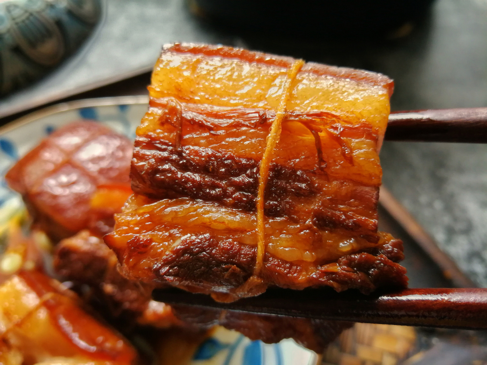 东坡肉是浙江省传统名菜,以猪肉为主料,配以丰富的调料和糖色慢炖而成