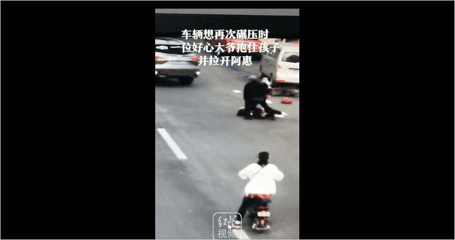 热点|女子当街遭前男友驾车碾压,路人冒险出手将其救下,监控曝光!
