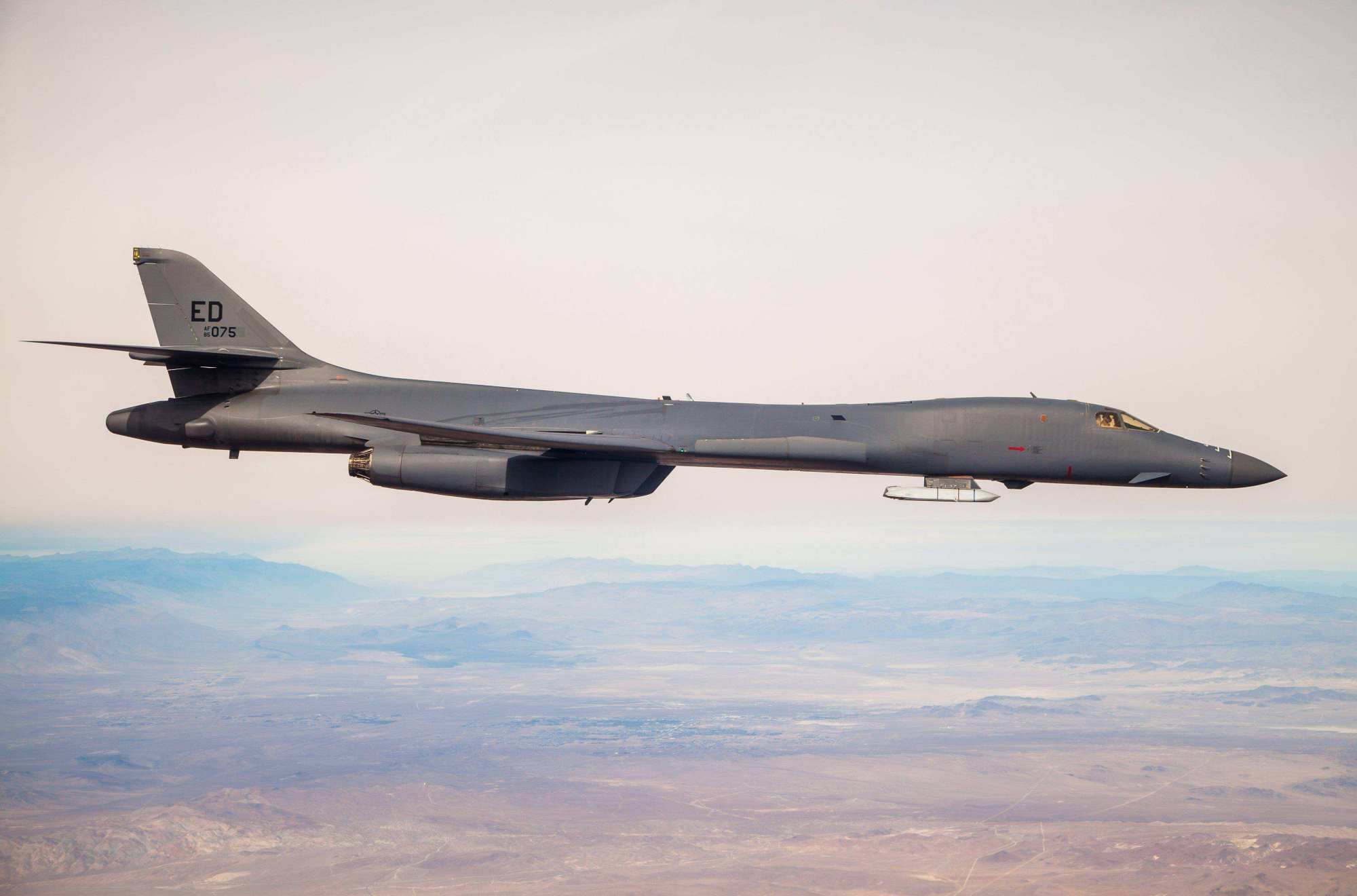 局势焦灼!俄乌冲突愈演愈烈,美b1b战略轰炸机起火导致多人受伤