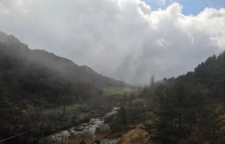 临安於潜一中工会组织教师勇攀"小黄山"尽赏大明山秋色