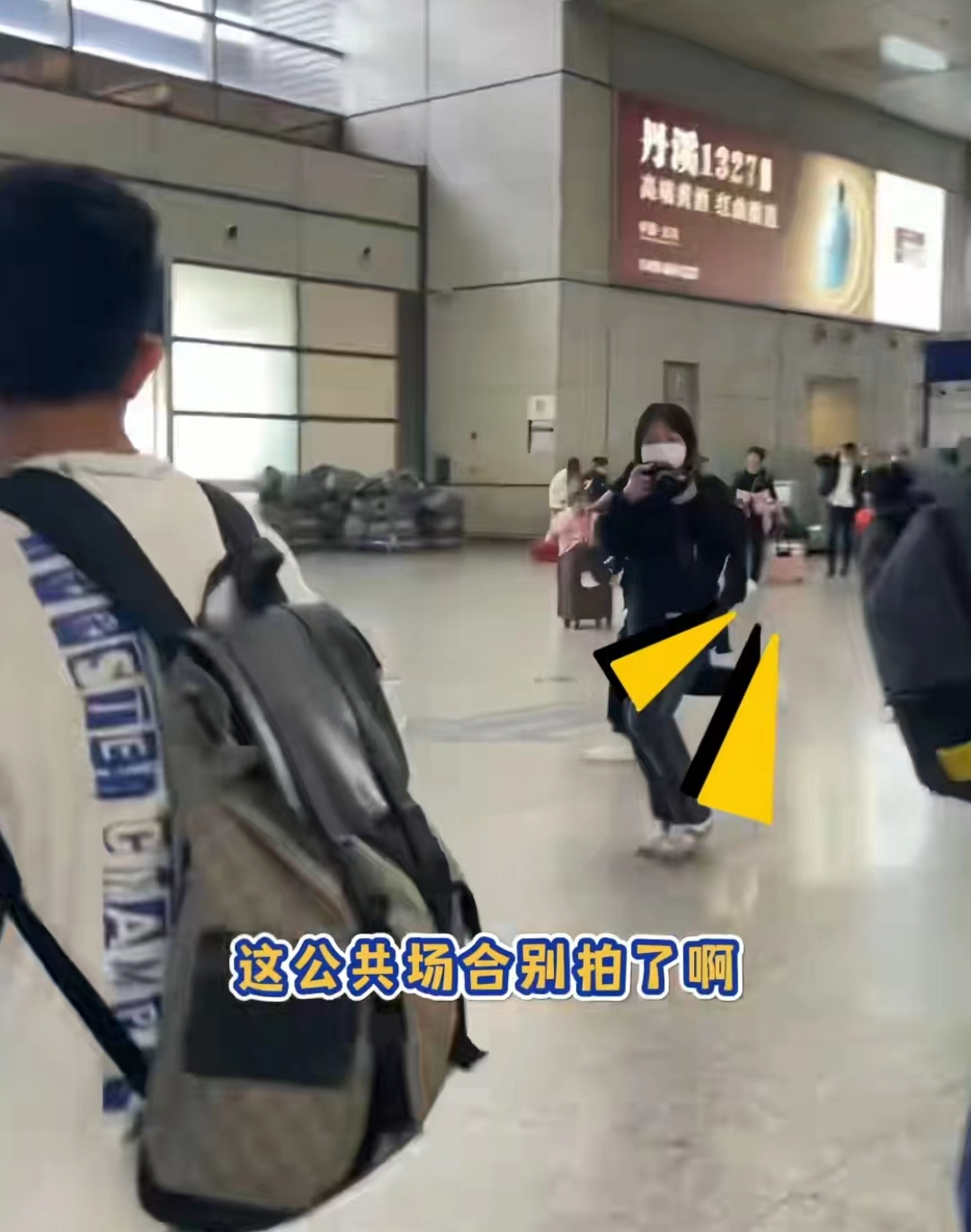 张杰助理粗暴打路人手机,表情凶狠愤怒,遭吐槽比明星还牛