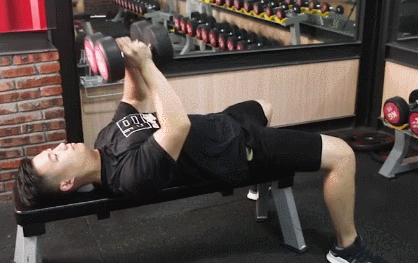 4个动作,帮你强化胸肌中缝,让胸肌变得更加有立体感