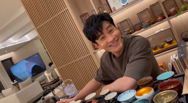 曝黄晓明豪宅内景太奢华!古董级紫砂随手放,客厅面积超百平