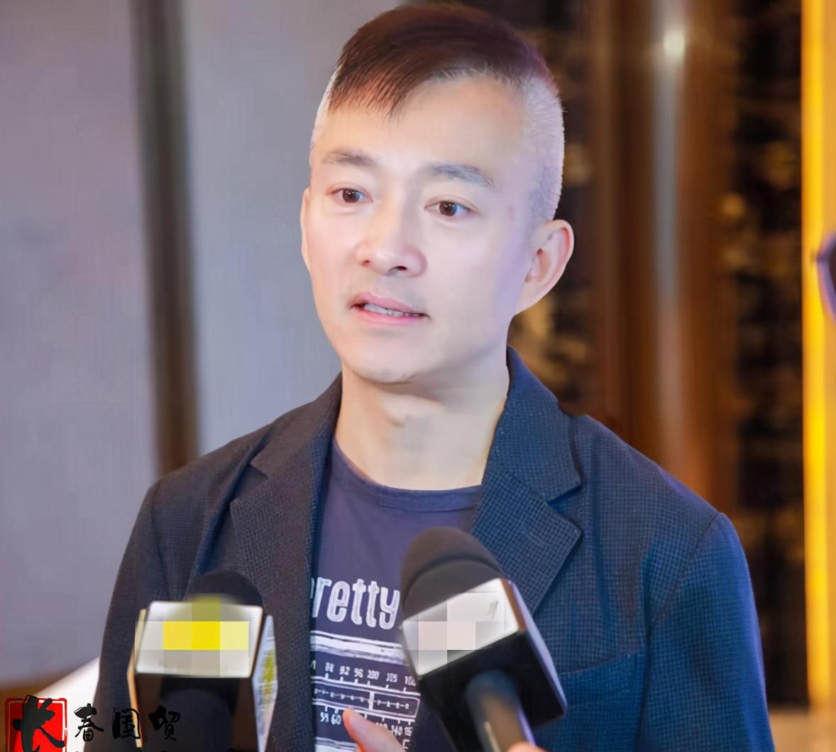 他是"最帅央视主持",因长相清秀被疑"花瓶",今满头白发皱纹横生