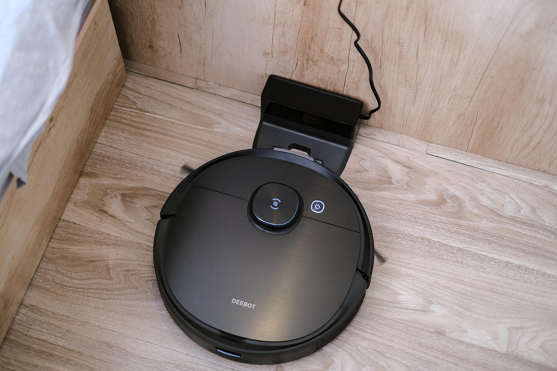 科沃斯t9 aivi扫地机器人测评,香氛巡视带来颠覆式清洁体验