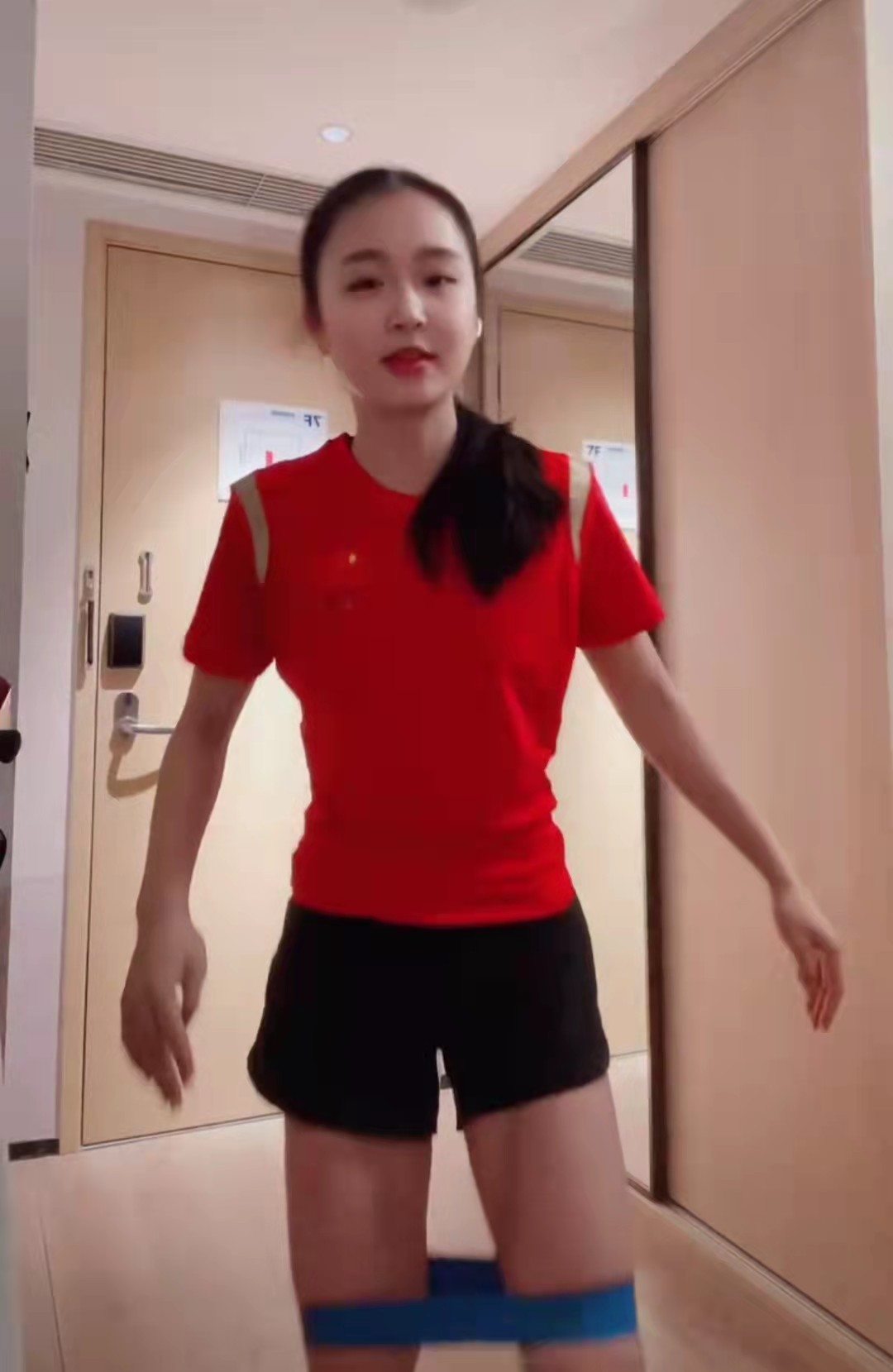 朱易晒隔离视频:在床上拿着冰墩墩做运动!19岁的朱易笑起来很美