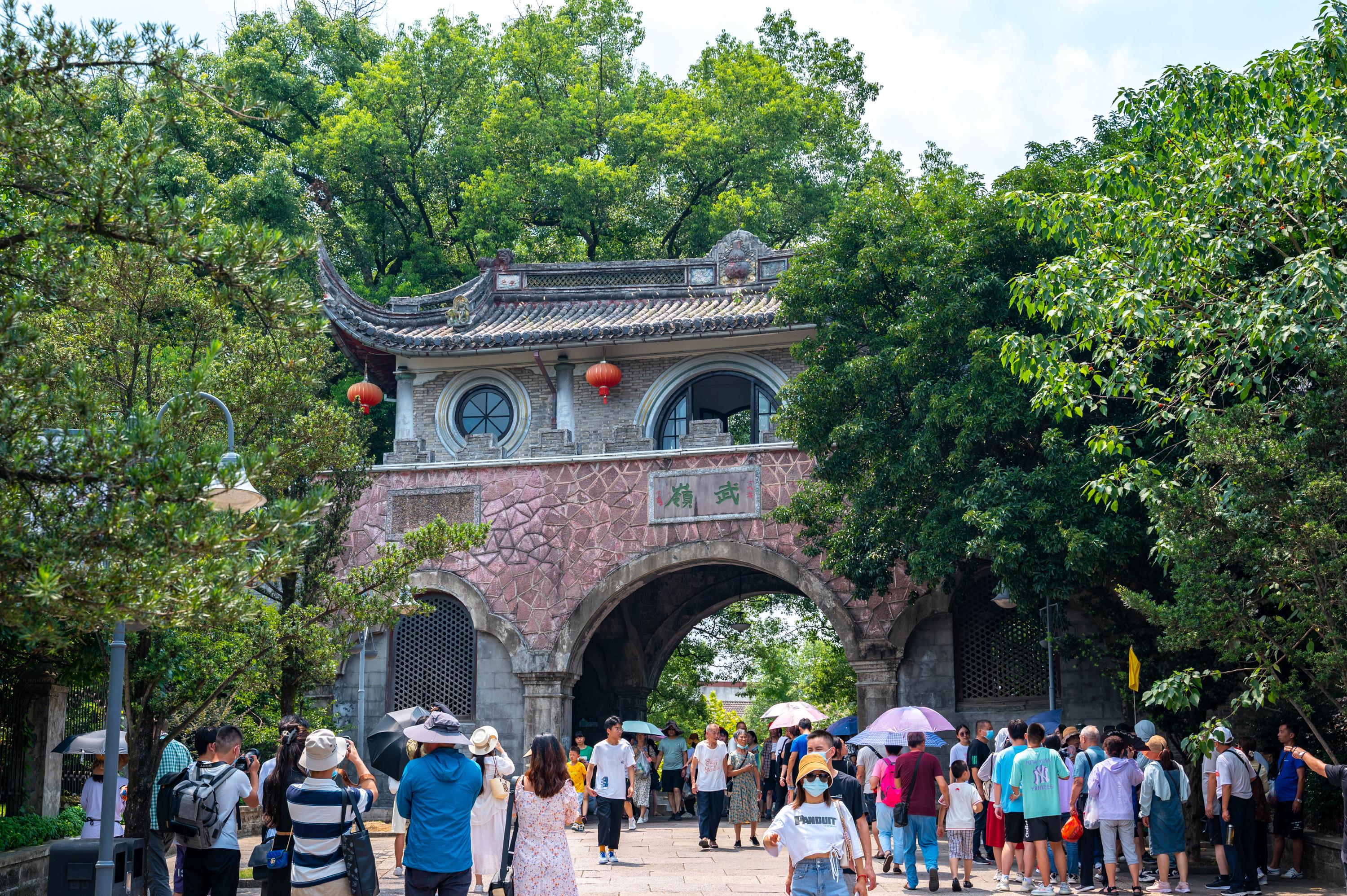 宁波奉化有一座千年古镇,古建筑群保存完好,景色不输江南名镇