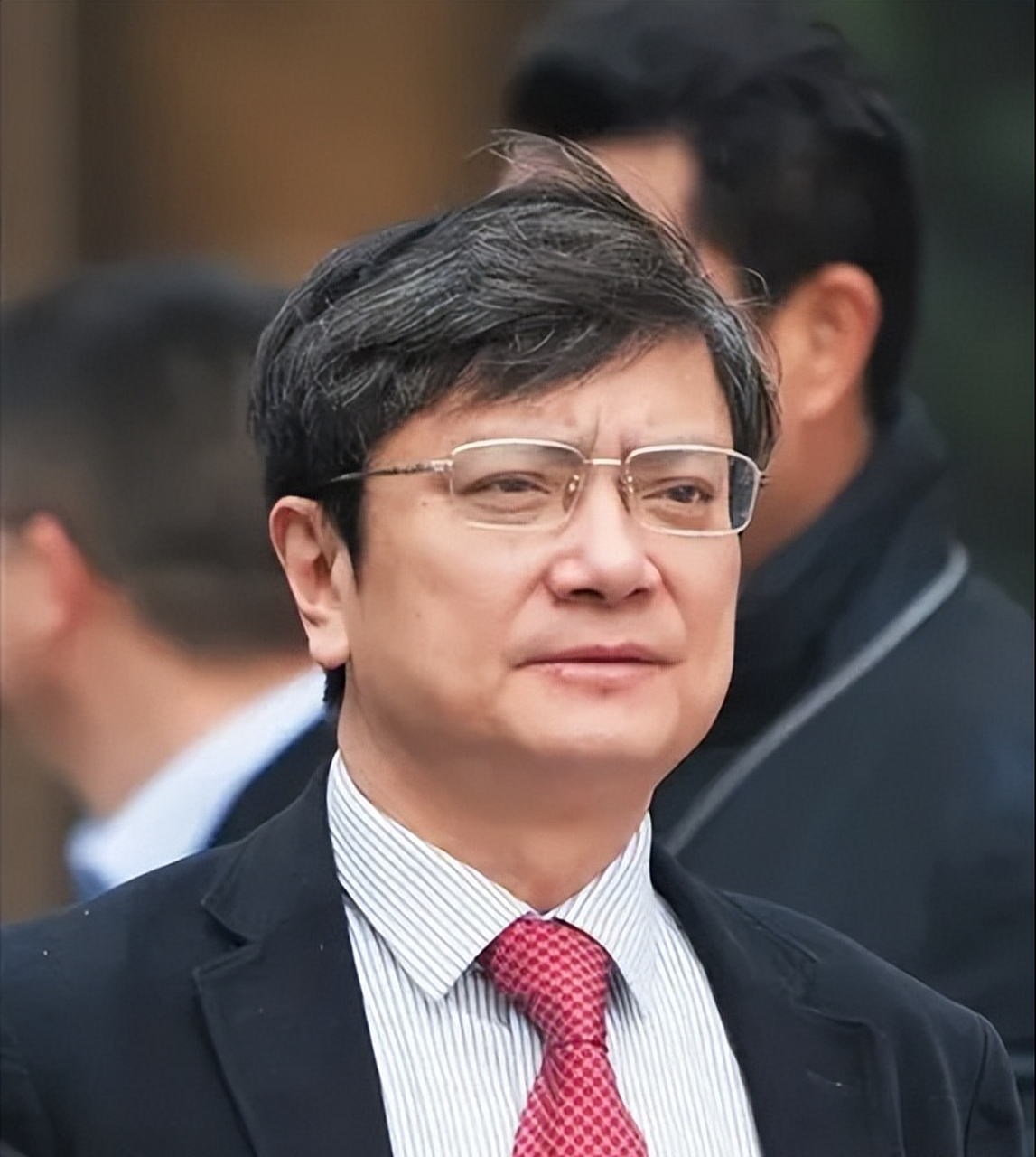 大学校长郑强到食堂吃饭,同学们看到后都亲切的和他