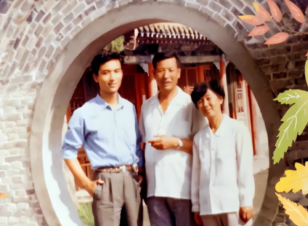 央视主持人郭志坚:27岁进央视,儿子12岁出书,妻子身份至今成谜