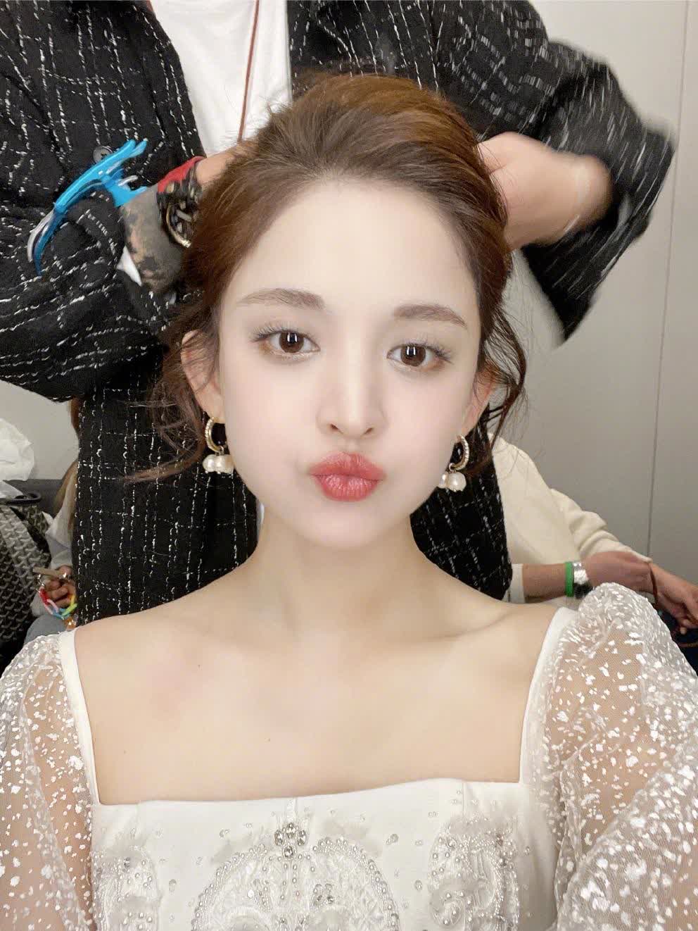 娜扎开播后晒手机照片,凑够18宫格,余佳恩四季照片惊艳全场-度小视