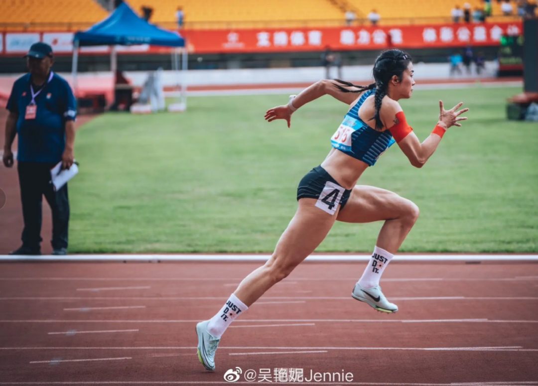 冠军纹身惹争议:吴艳妮皇冠纹身,个性十足还是违背常理