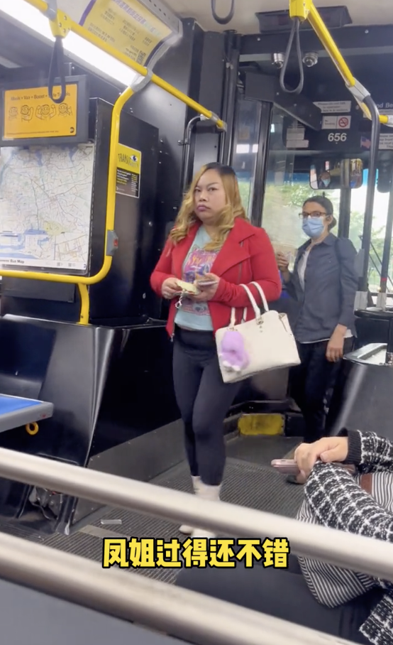 曝38岁凤姐近况照,美国街头一身黑衣身材臃肿,见到国人大步避开