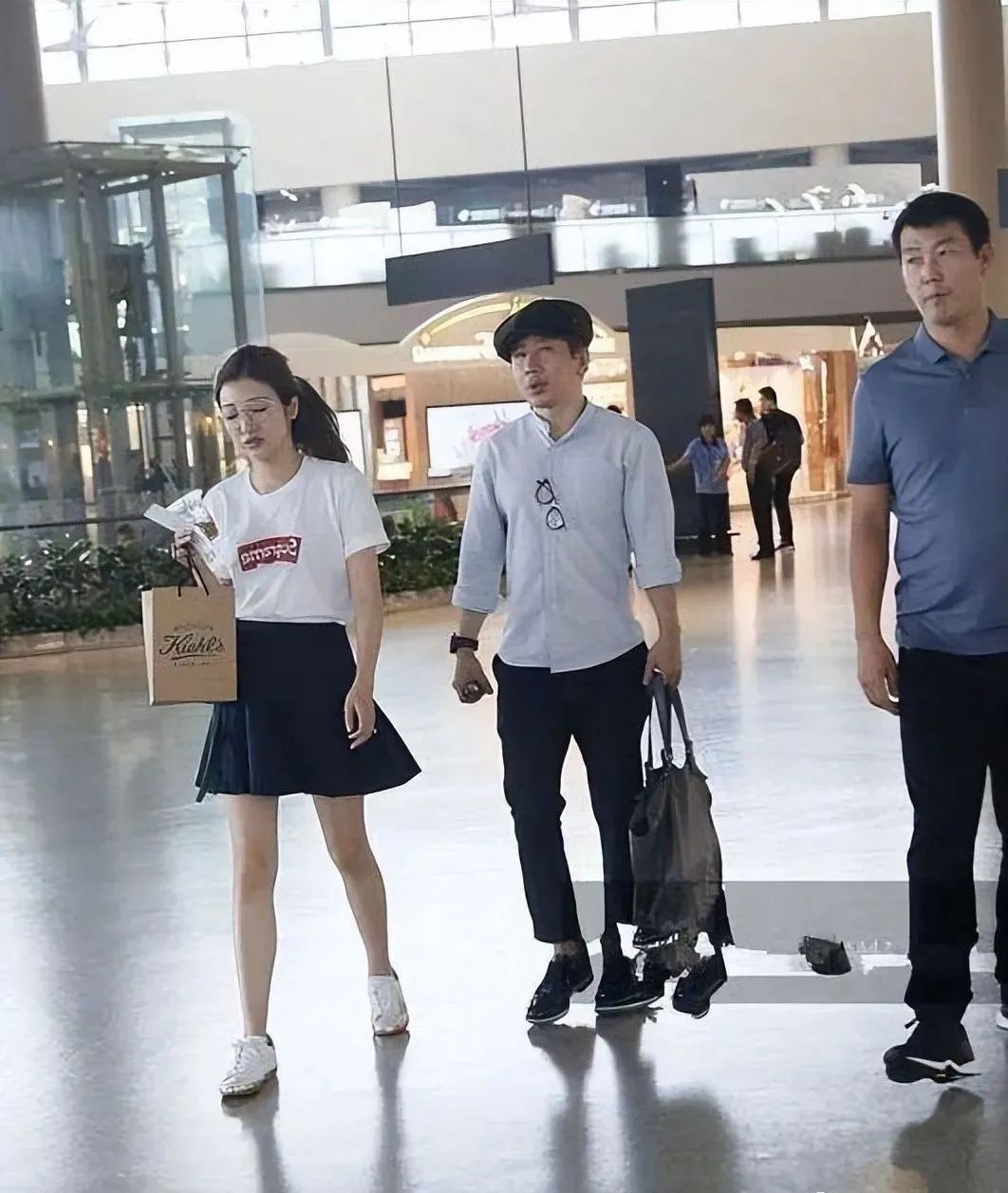 刘谦罕见带娇妻露面,小11岁的老婆颜值不输明星,他的身材却发福