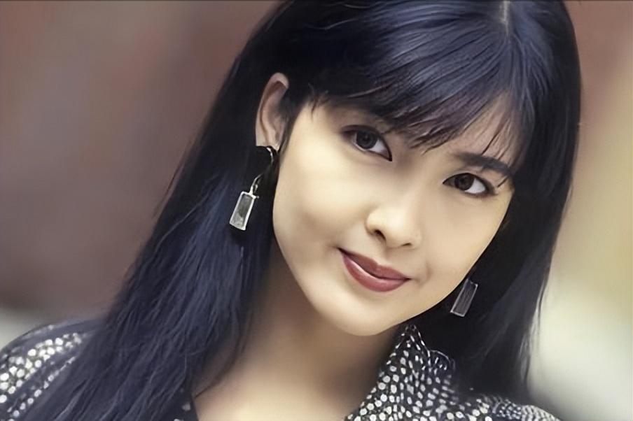 人前玉女人后疯狂分手13天后步入婚姻原谅教主周慧敏果然不凡