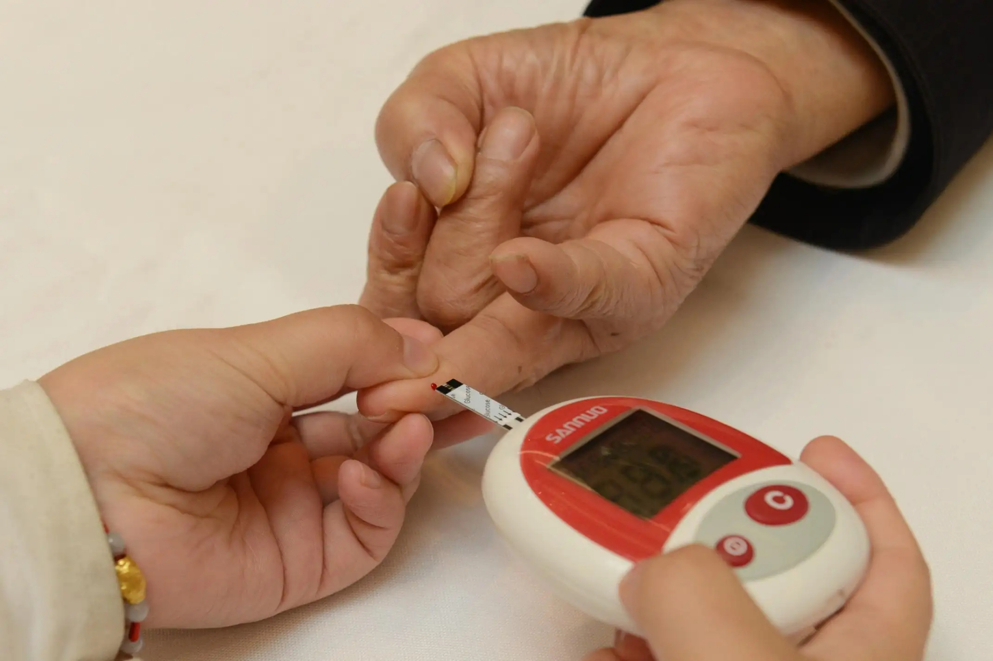 测血糖时,该扎哪根手指?专家说:扎错了,相当于白扎