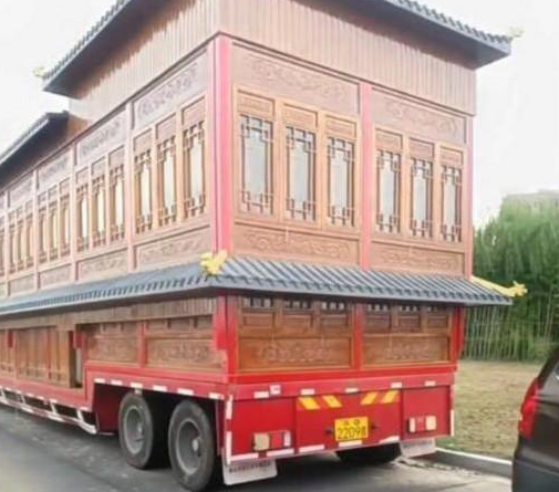 土豪800万把半挂车改装30人房车,网友:可惜不能上路