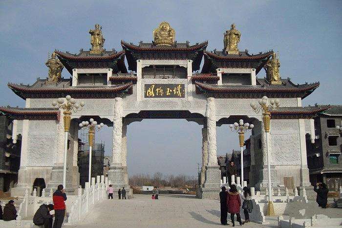 地处在著名的玉雕之乡,是南阳玉雕最早的发源地,也是全中国规模最大的