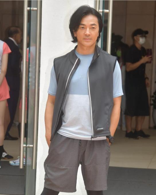 郑伊健近日现身发布会,周围美女围绕,模样有些显老!