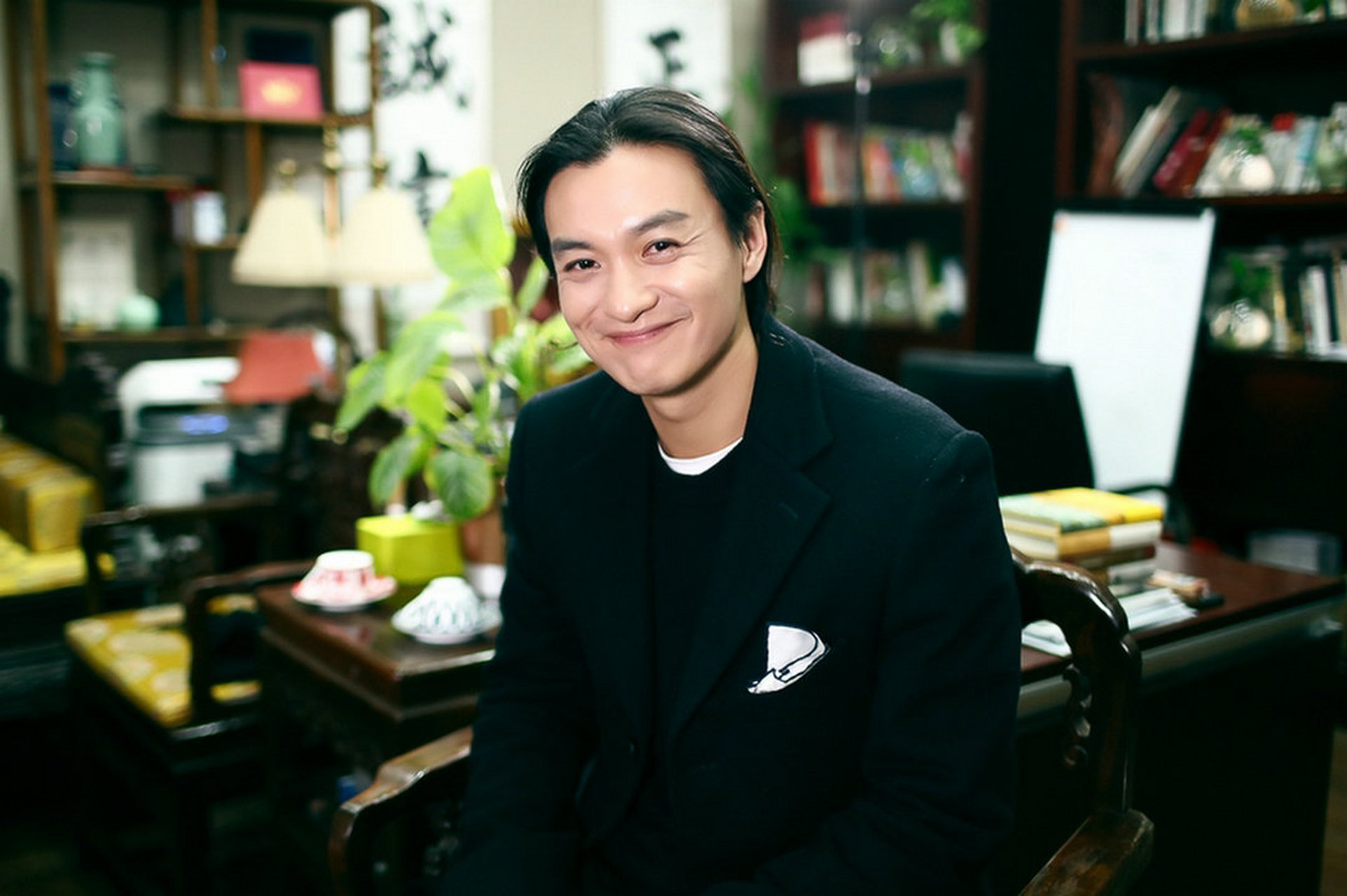 周一围被妻子朱丹的言论误解为脾气差,性格清高,但实际上他在默默地为