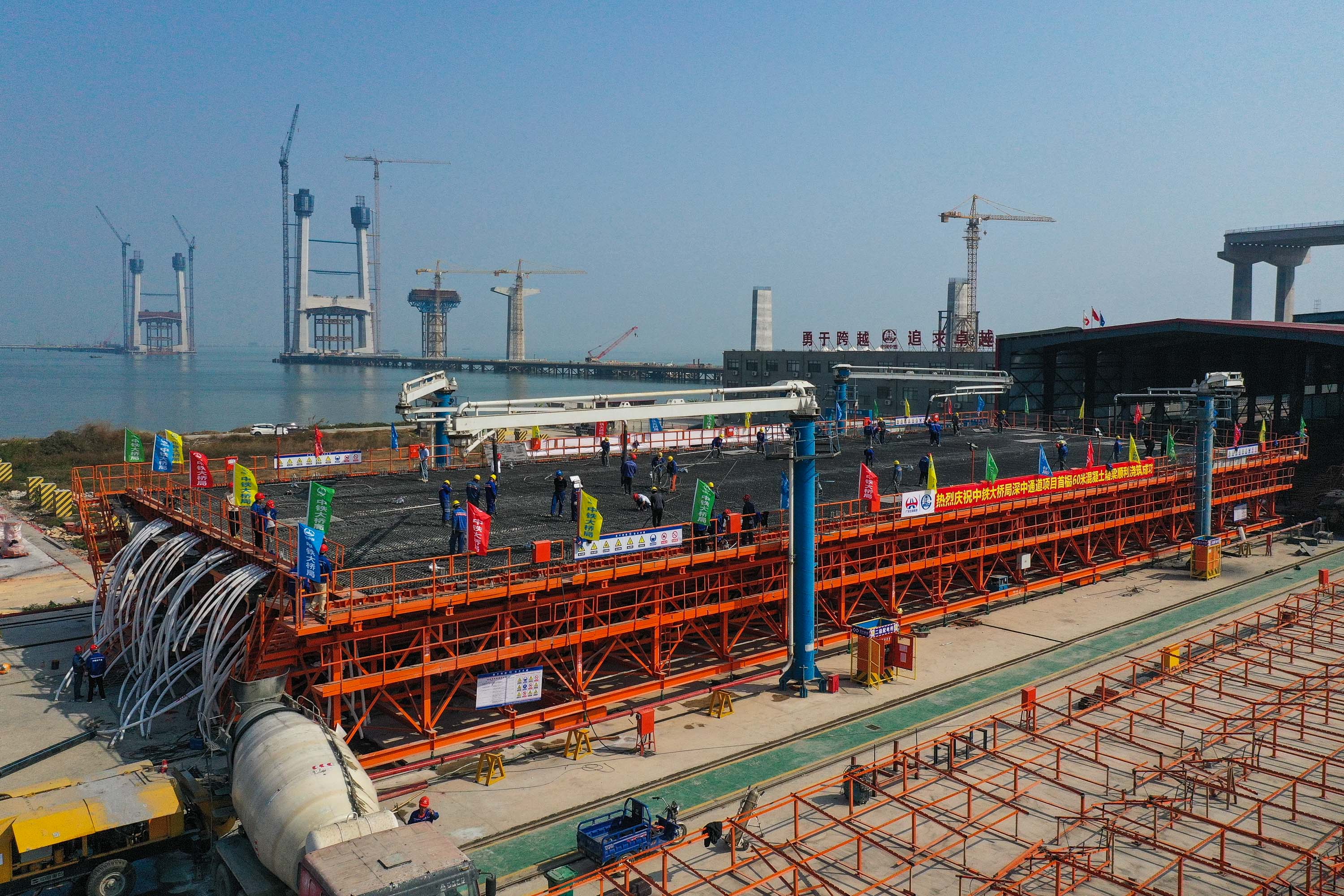 深中通道首榀60米混凝土箱梁浇筑成功(1)