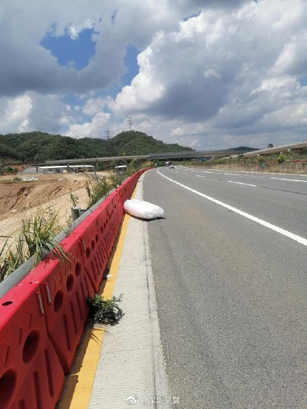 清理路面障碍物,消除道路安全隐患